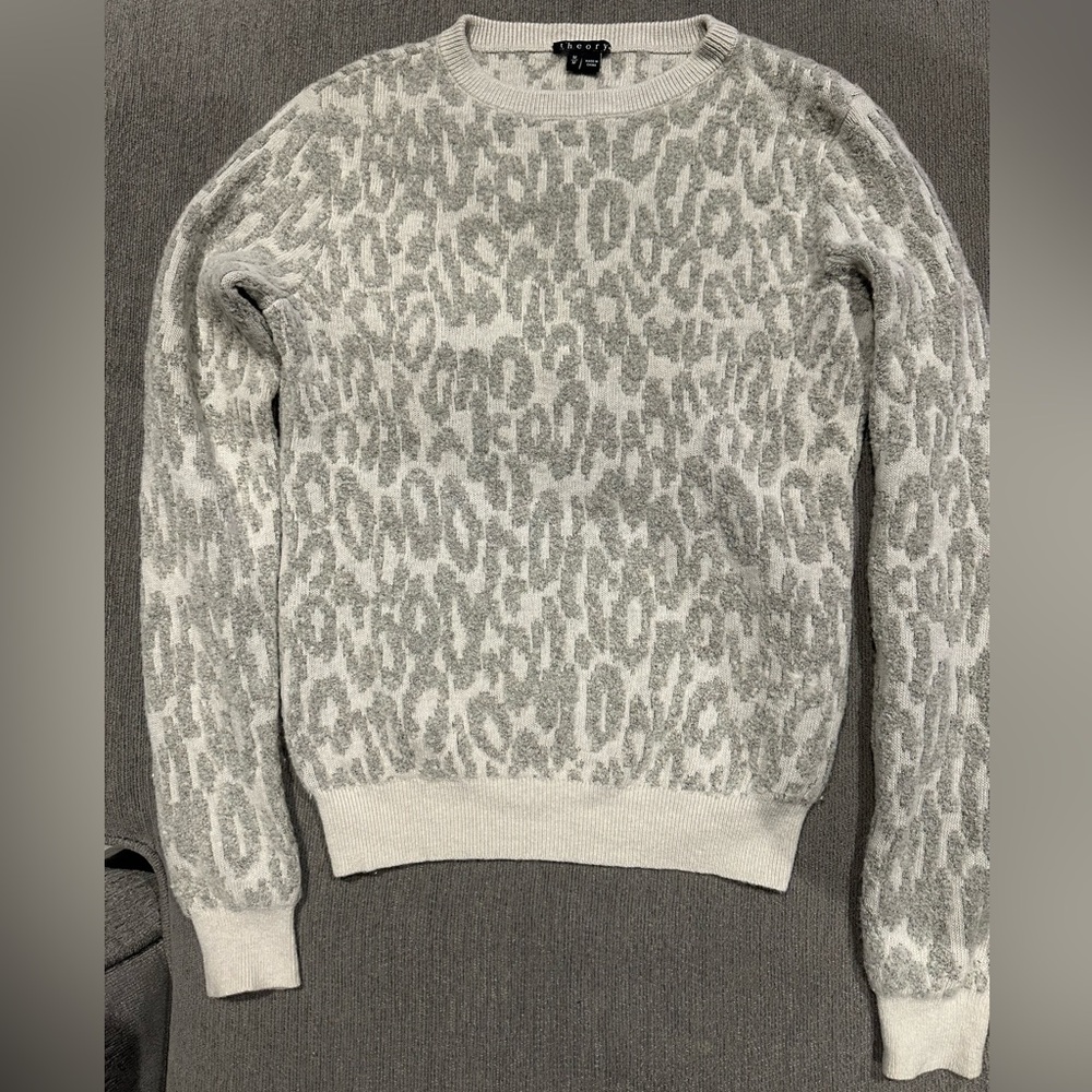 Ultra luxe Theory sweater size medium